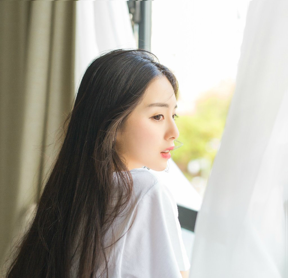 挫折是一块石头，对于弱者来说它是拌脚石，让你停步不前。而对于强者来说它是垫脚石，使你站得更高。